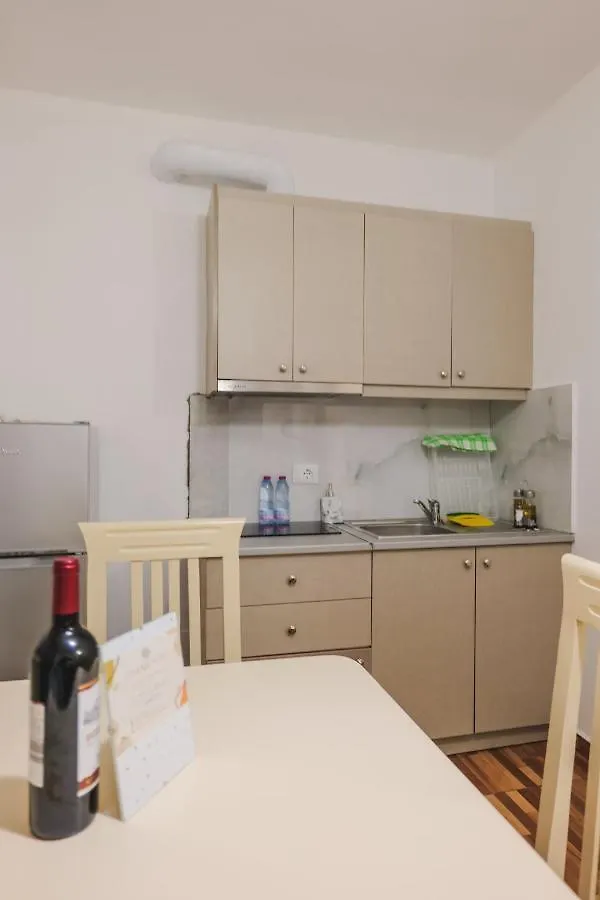 Rose Apartments Εξαμίλιο 0*,