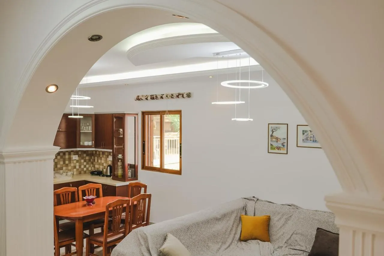 Rose Apartments Εξαμίλιο 0*,